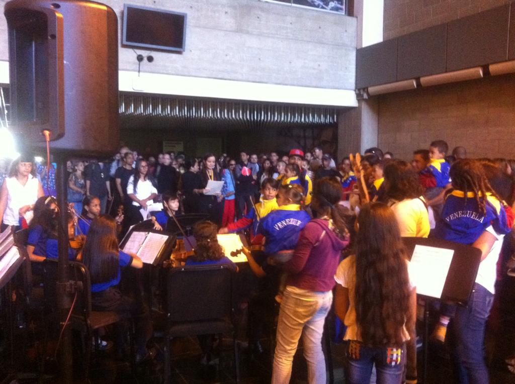 ProgramaNIS's tweet photo. #PreConcierto con #OrquestaInfantilAmbrosioPlaza #Bebés #ProgramaNIS del @NucleoGuarenas profesora #XiomaraQuilarque https://t.co/L5A6qWtdrD