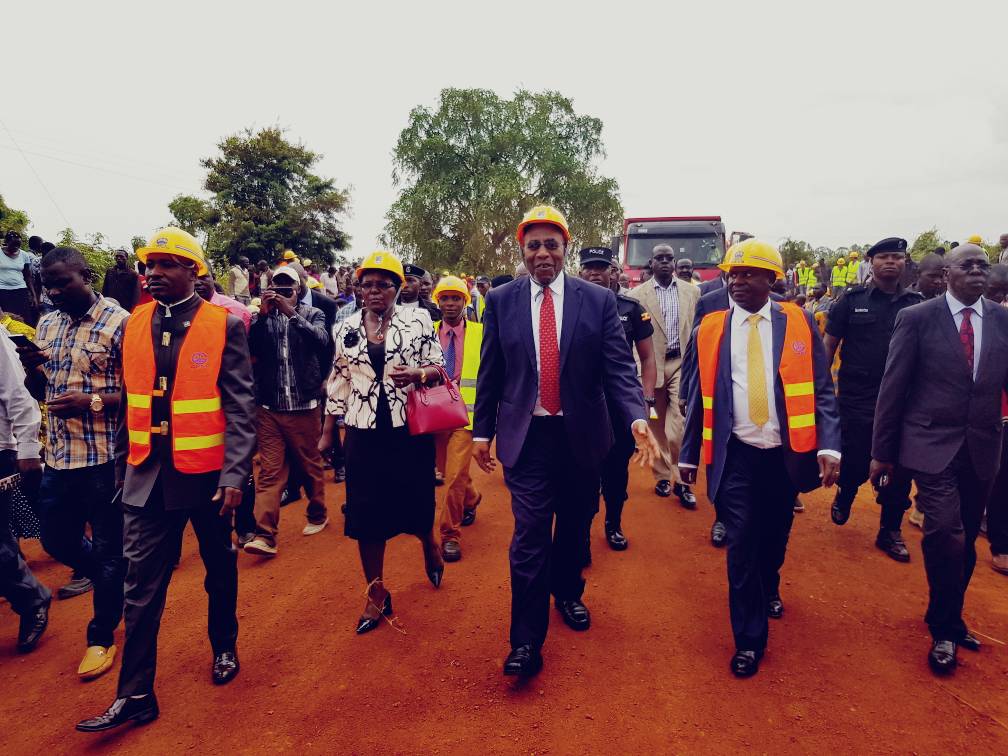 EDXTravel's tweet photo. 🇺🇬#RoadsUpdate 👉 Rt. Hon @RuhakanaR officiates at the ground breaking ceremony for Kigumba-Bulima road construction #Tour #UNRAworks #Masindi #GoUWorks #ConnectingUG #PearlofAfrica #TourismRoads https://t.co/5zZIXHtvD6