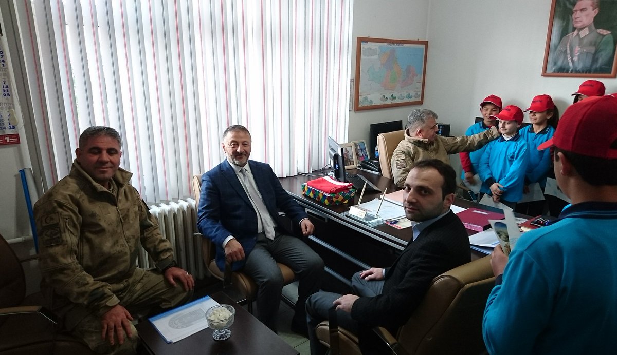 Kavak çakallı İlk/Ortaokulu öğrencileri yazdıkları mektupları,Türk Bayrağı ve Kur'an-ı Kerimi Afrin'de destan yazan Kahraman Mehmetciklerimize göndermek üzere Kavak İlçe Jandarma Komutanlığına teslim ettiler <a href="/KavakMem/">KavakMem</a>  <a href="/osmankaymk/">Osman KAYMAK</a>  <a href="/CoskunESEN57/">Coşkun ESEN</a>  #SamsunOkumaVakti  #SamsunOkuyor