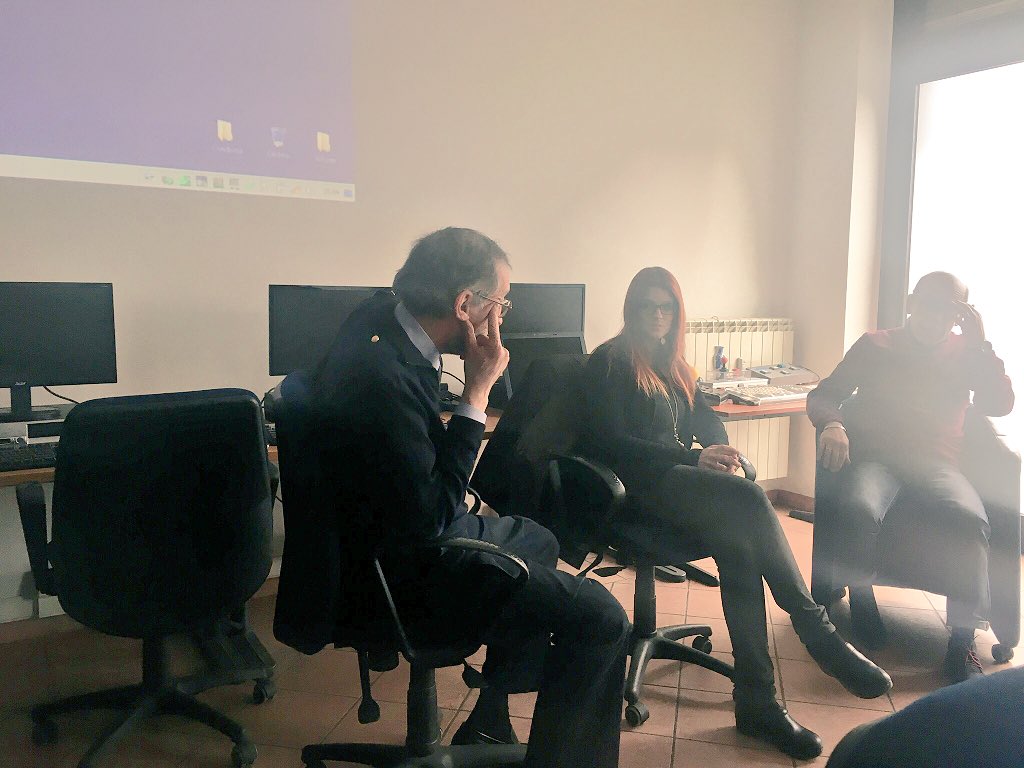 vale_bors's tweet photo. Questo è il secondo appuntamento con gli amici afasici al corso di informatica... https://t.co/WfAyjqbnlM