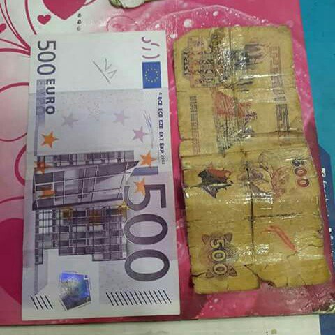 BourdonJaune's tweet photo. Preuve que ce n'est pas que la valeur de l'argent qui n'est pas la même partout #Euro #DinarAlgerien #Algerie #Kabylie https://t.co/TbJgDBkyZx