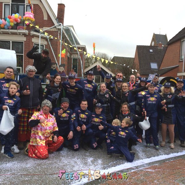 FeestBazaar's tweet photo. Vroemmm!! Deze groep is net zo snel als Max Verstappen, aan de overals zal het in ieder geval niet liggen!🏎️💨😁 Bekijk hier onze racekostuums: https://t.co/rmYbhxYyLT #feestkleding #verkleedkleding #maxverstappen #themakleding #themafeest #verkleedfeest #carnaval #feestbazaar https://t.co/aODVEqOtt2