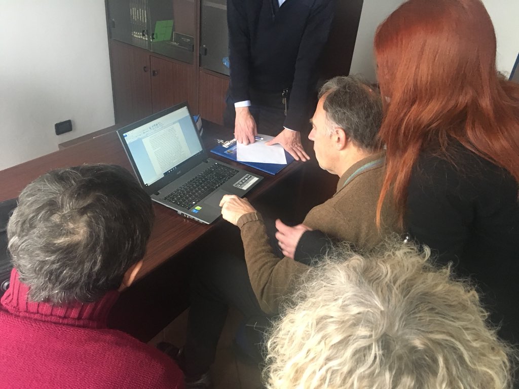 vale_bors's tweet photo. Massimo ha voluto portare il suo computer, che da due anni non usava più, e cerca di riabituarsi mostrando cosa vorrebbe fare di nuovo... https://t.co/1EZWOm7OKa