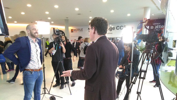 Skyblasc's tweet image. Cada cop que al #MWC2018 veig un equip de TV fent un reportatge penso en la bogeria que era fer els especials del #GD33 amb @lluismarquina @raquelligero, Núria Font, Jordi Vacca, Patrícia, Juli, Ester i tants altres companys. I ho trobo a faltar 😋 #stressyonki