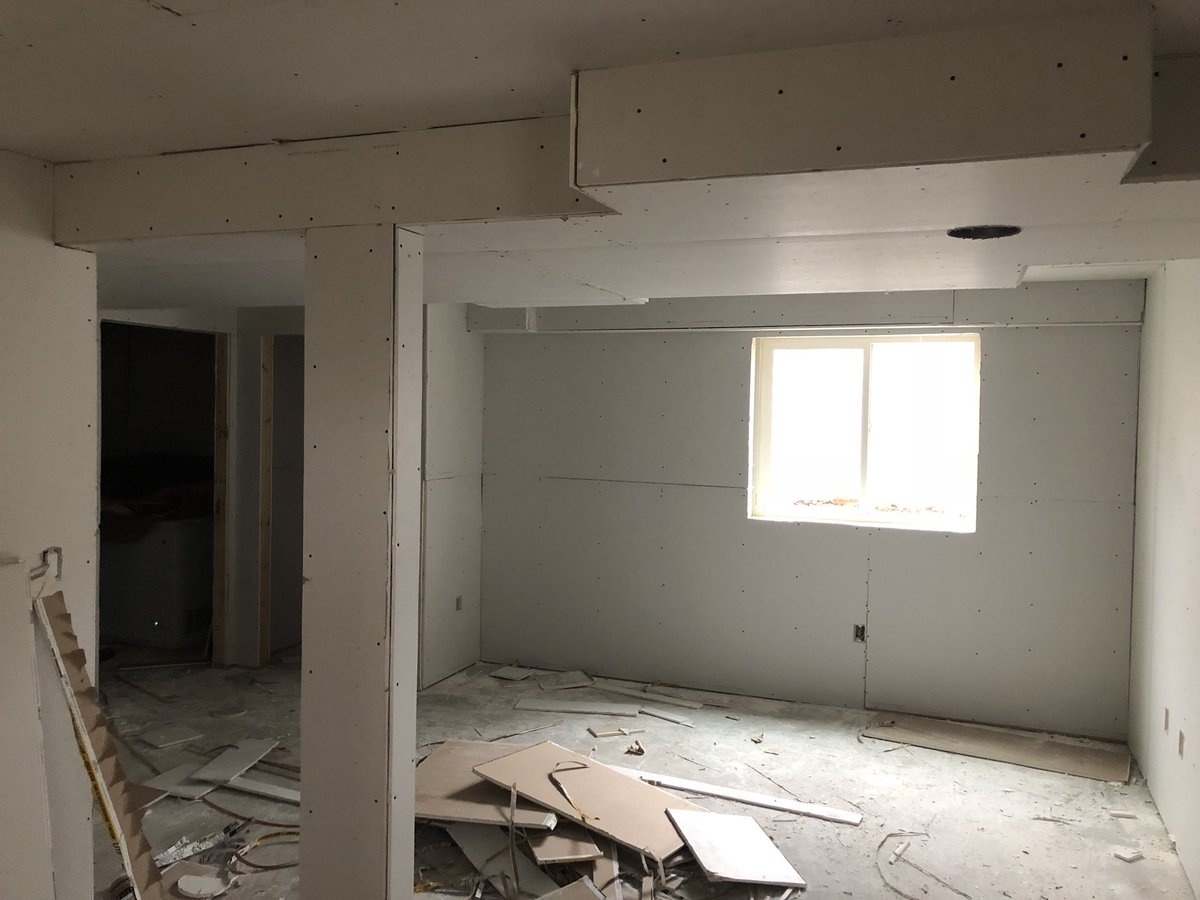 Jacobe_HI_LLC's tweet photo. Drywall showed up yesterday at 1. Hangers showed up at 2:30 and were gone by 5:30! 😳 https://t.co/GnFUQC4uzr