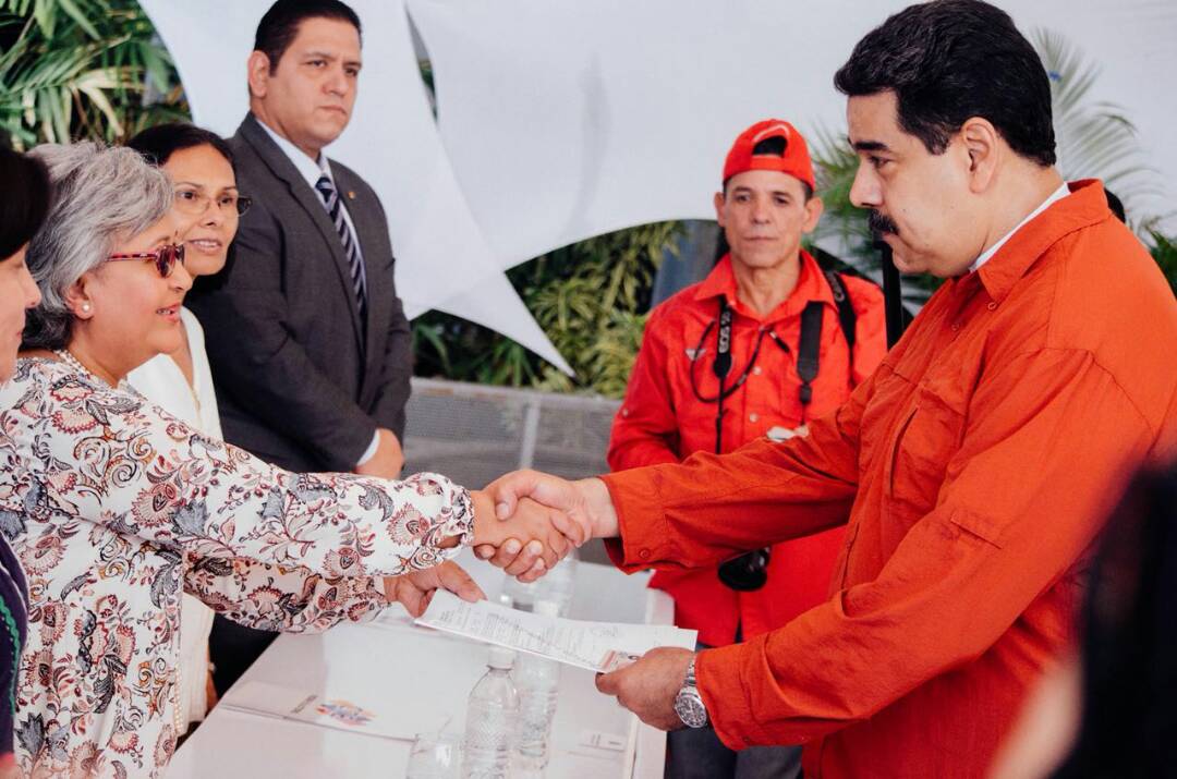 j3sus_bautista's tweet photo. #PetroYMaduroPuebloSeguro Veneceremos no debemos mirar hacia atrás no dejarnos engañar por la mediática de la oposición , debemos seguir apoyando a nuestro presidente 
#2018DeProteccionYFuturo
#CampusDesierto https://t.co/AHjqnTWdKg