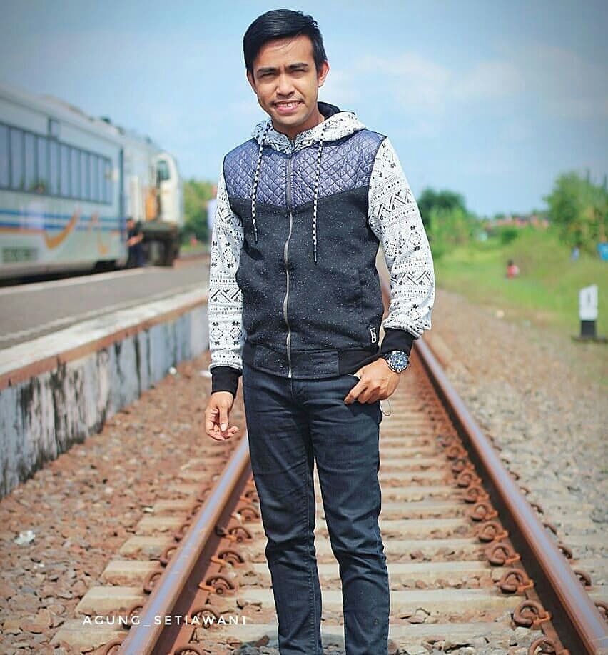 Naik kereta api
Tut Tut Tut
Eeee <a href="/FildanDa41/">Fildan Da4</a> udah turun~ 

#LIDASULSELAdaFildan