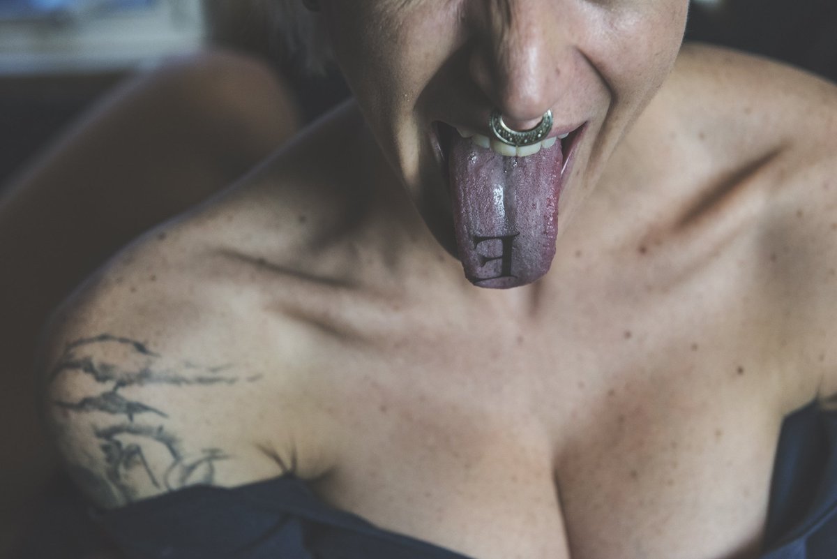 Double_Savage's tweet photo. Que E lo que E
.
Photographer: @Ninjaprints
.
#longtongue #bigseptum #clavicules #alternative_model https://t.co/QDI8rTt273