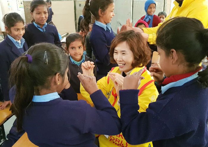 RotaryKO's tweet photo. 먼 인도에서 소아마비 백신 투여 봉사에 나선 로타리안들의 이야기를 경주신문에서 찾아보고, 오늘 로타리와 함께 새로운 역사를 여는 노력에 동참하세요! https://t.co/gbQcr7nyek #소아마비 #로타리 #endpolio https://t.co/ATQq9Obtdg