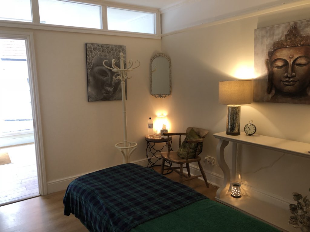BeckyTolputt's tweet photo. Lovely and toasty here in the treatment room. The heated couch is on! https://t.co/hNh3nRJlIm