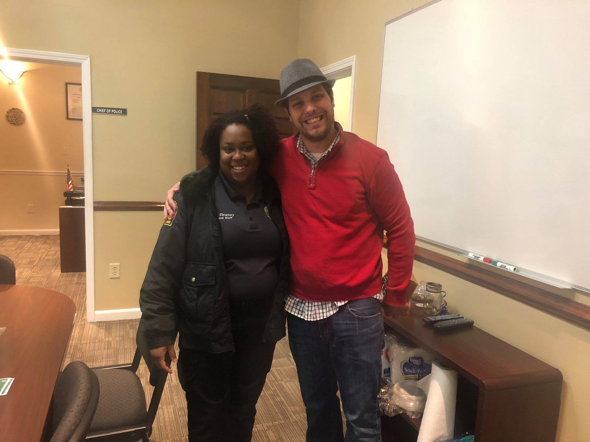 ClintonPolice1's tweet photo. Thank you Clinton Community Church for bringing #CPD1 these delicious fruits and sweet treats. We appreciate all the Thank-You cards for our officers. https://t.co/n3PDKtqRJQ