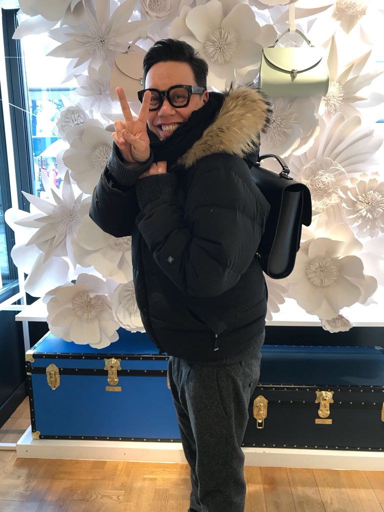 CamSatchelCo's tweet photo. It may be snowing outside but that didnβt stop @therealgokwan from stopping by our Covent Garden store and picking up a brand new bag! https://t.co/GFgJy6XqgT #CSCspotted https://t.co/wD6g5wfIpN