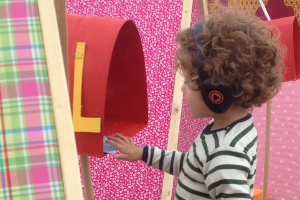 5meiGroningen's tweet photo. Speciaal voor de kleintjes is er op 5 mei de hele middag een Kids Area. Zo speelt @StudioTape de voorstelling 'Groener Gras', over de bijzondere postbode van het plaatsje Post du Bus. De bezoekers zijn de inwoners van het dorp, dat via koptelefoons tot leven komt. #bf050 https://t.co/UejgKnkuh4