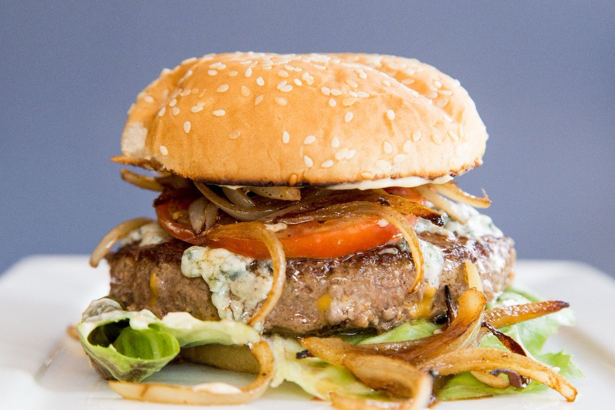 Aqui, no #BrouneBrasil, você encontra o VERDADEIRO HAMBURGUER 🍔 Aquele típico dos #EUA, sabe?! Hummm! #hamburguerlovers #delicious #comfortfood #dinner