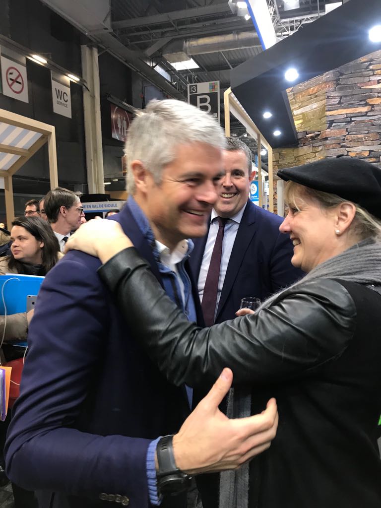 ceciestmontweet's tweet photo. En direct du salon mondial du QI négatif. https://t.co/DOlnRlsWl0