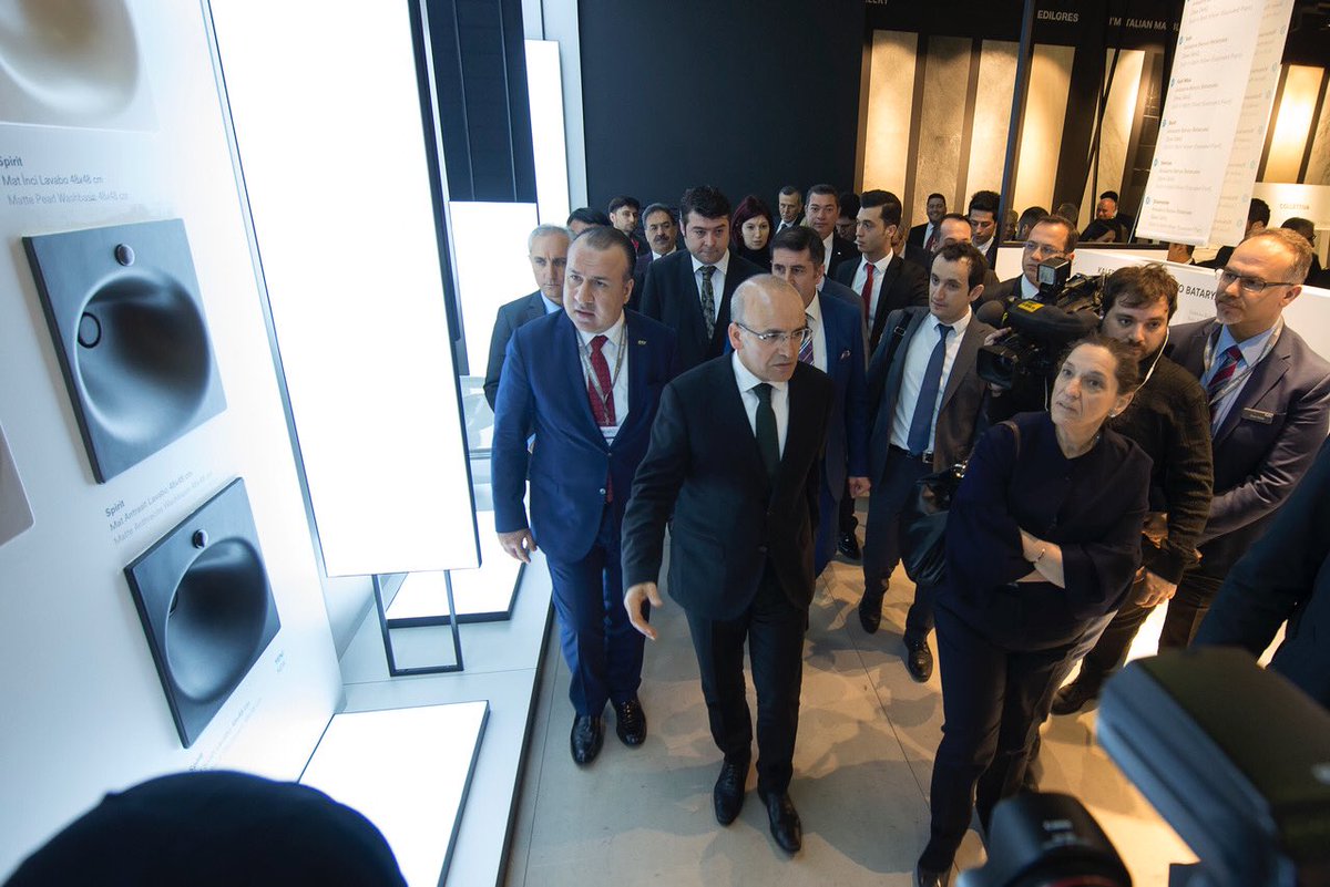 kalegrubu's tweet photo. Sektörümüzün en önemli fuarı Unicera’da Başbakan Yardımcımız Sayın Mehmet Şimşek ve İstanbul Valimiz Sayın Vasip Şahin’i standımızda ağırladık.
#ilovekale #unicera2018 https://t.co/ypbUlQ11CA