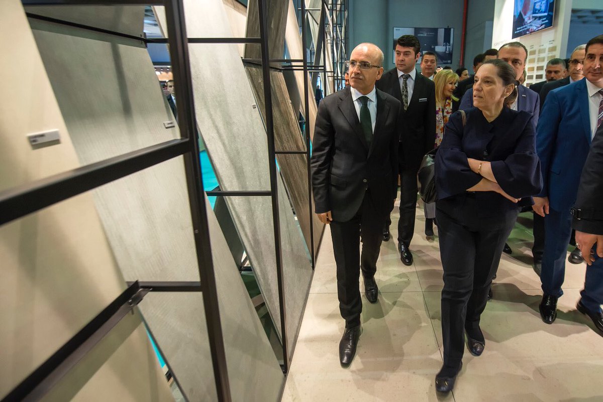 kalegrubu's tweet photo. Sektörümüzün en önemli fuarı Unicera’da Başbakan Yardımcımız Sayın Mehmet Şimşek ve İstanbul Valimiz Sayın Vasip Şahin’i standımızda ağırladık.
#ilovekale #unicera2018 https://t.co/ypbUlQ11CA