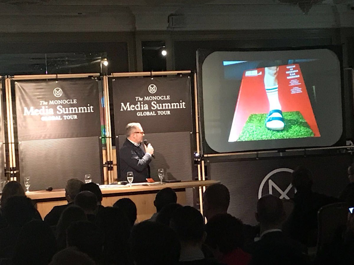 Tyler Brûlé che al Media Summit di <a href="/MonocleMag/">Monocle Magazine</a> indica una copertina di IL tra le più belle dell’anno. Grazie!
Pic by Mattia Balsamini, photo editor Raffaele Vertaldi, artwork e gamba di <a href="/DavideMottes/">Davide Mottes</a>