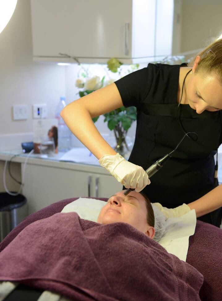 Have you tried #microdermabrasion? It’s an effective treatment to help diminish fine lines, #wrinkles and pigmentation. It reduces #acne scarring, enlarged #pores and improves sun damaged skin! Click to book here: bit.ly/2qXodw3