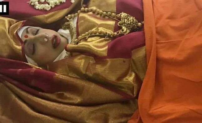 दक्षिण से लेकर उत्तर तक सभी भारतीयों के दिलों पर राज करने वाली फिल्मी जीवन मैं अपने जीवन के 50 साल का समय गुजारने वाली 300 फिल्मों में अभिनय कर अमिट छाप छोड़ने वाली श्रीदेवी चुलबुल चांदनी अब हमारे बीच स्मृति शेष हैं अंतिम विदाई का चित्र