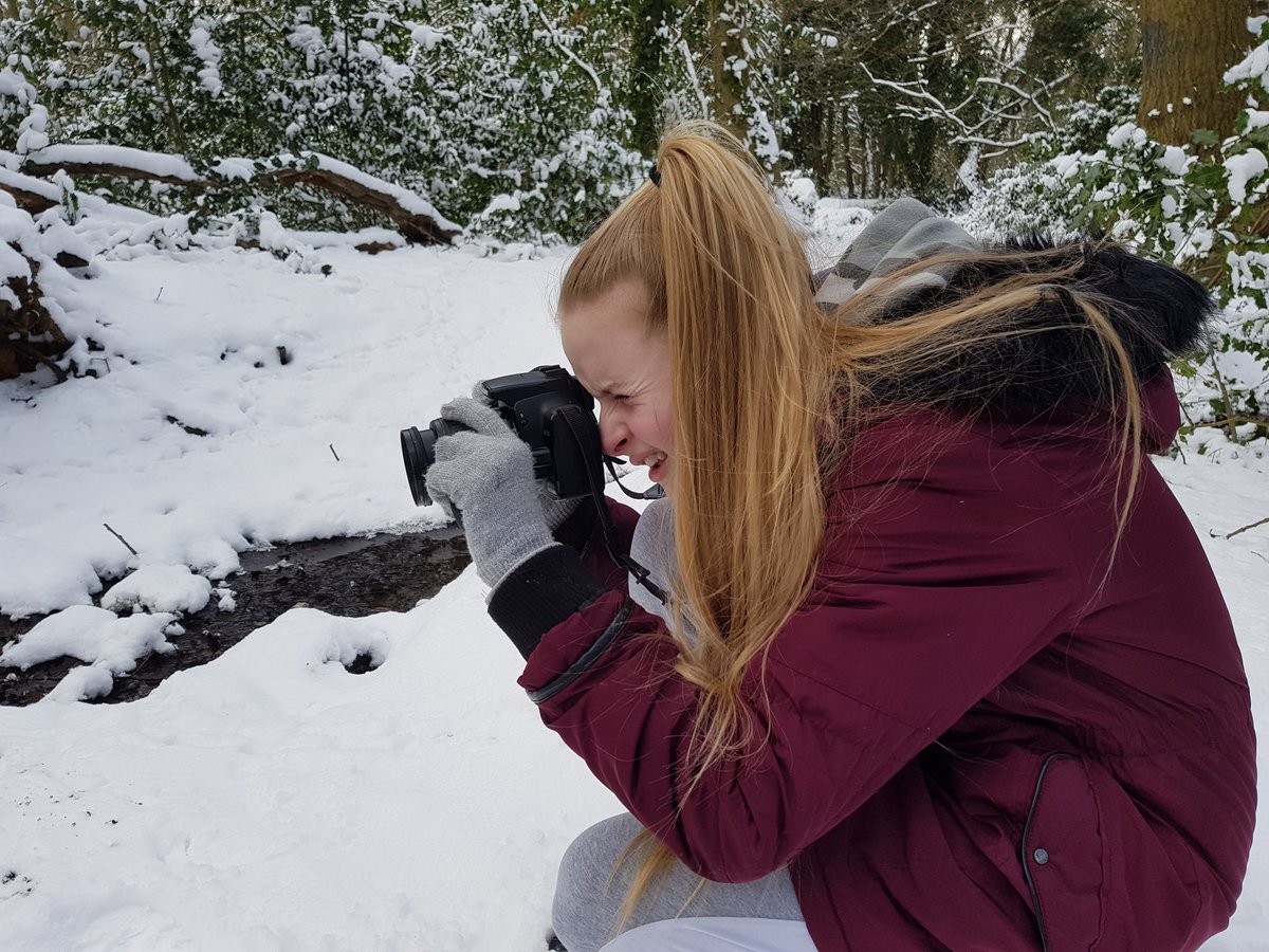 Simon__English's tweet photo. Out at #ThundersleyCommon with the eldest and our cameras. #Canon #SnowDay #SnowDay2018 @Lyssia__E https://t.co/OILjg4qDmB