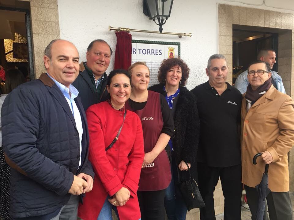 RamonArandaS's tweet photo. En otro de los actos de celebración del día de #Andalucía.
Merecido homenaje y placa al #BarTorres en #SanRoque.
¡Enhorabuena a Paco y Mª del Mar! https://t.co/R1XaQ2jN2p