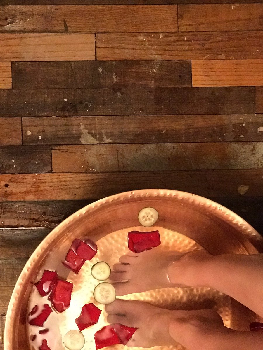 It's Wednesday, which means you're half way to Friday (almost there!) Come on in and treat yourself with our Organic Foot Ritual. This restorative treatment will reduce foot pain and increase circulation while softening and refreshing your skin.
