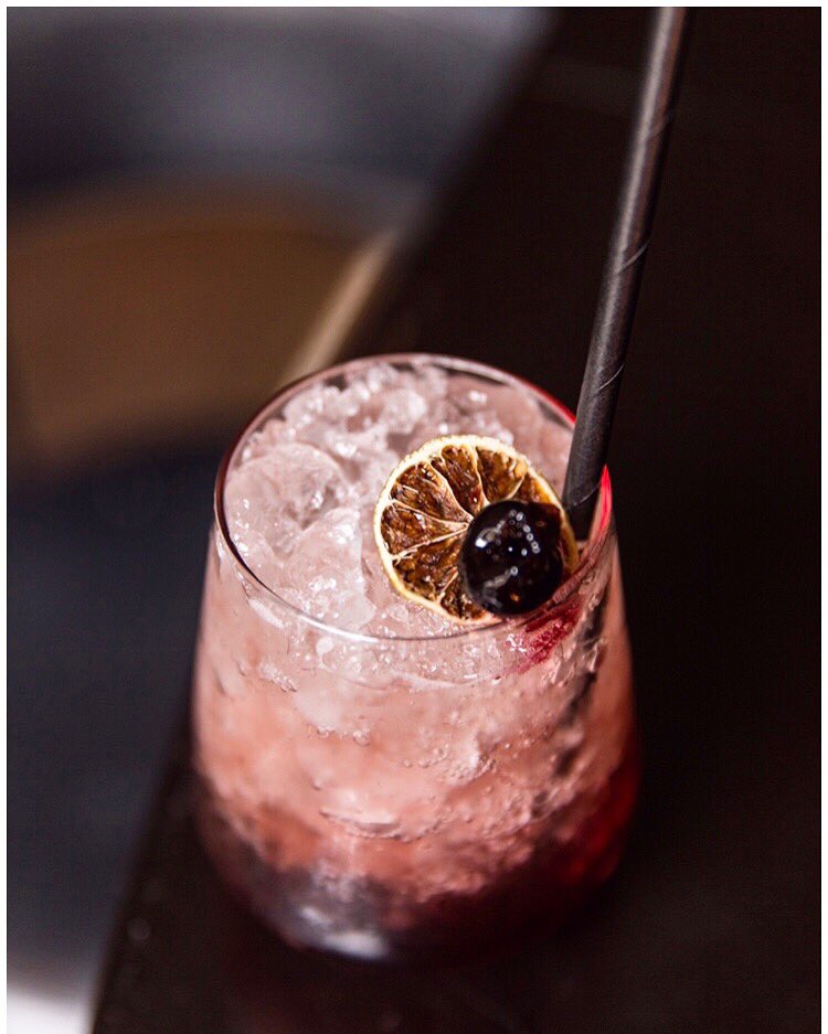 If you’re facing #delays, enjoy your #snowday with our Tredwells Sling and relax and enjoy planning the best route home. 🍸🍽⛄️❄️🚂