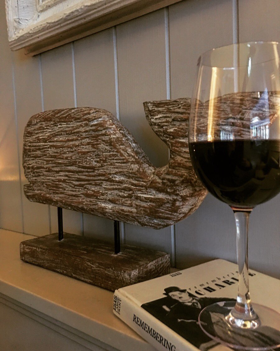 SeaLodgeHotel's tweet image. Our library is the perfect setting for a good read and even better glass of red 🍷 📖 

#sealodgewaterville #snowdayessentials  #beastfromtheeast #StormEmma