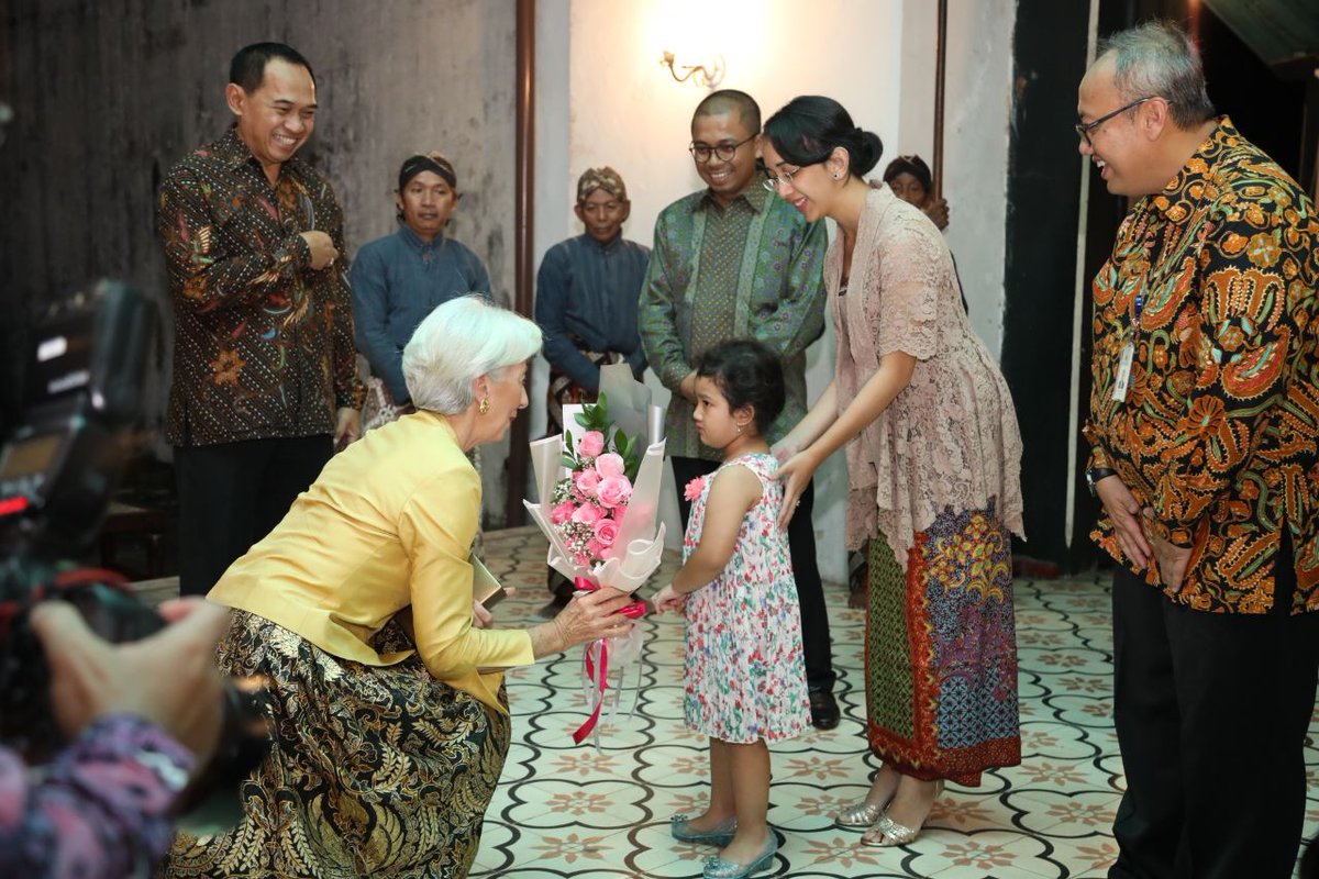 bank_indonesia's tweet photo. #SobatRupiah malam ini BI bersama Managing Director, IMF, Christine Lagarde melakukan kunjungan dlm rangka pengenalan budaya ke Keraton Yogyakarta dan diterima langsung oleh Gubernur, Sultan Hamengkubuwono X dan putrinya GKR Bendara. #VoyageToIndonesia https://t.co/fI4M0dB6CO
