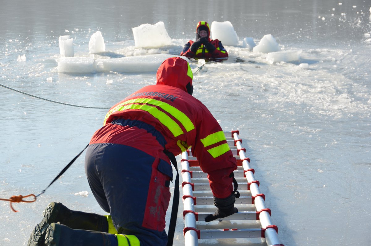 KNBRD's tweet photo. Tips van de Reddingsbrigade om veilig te schaatsen op natuurijs - https://t.co/1jTF8LAMxp #natuurijs https://t.co/3kxYyyGpAn