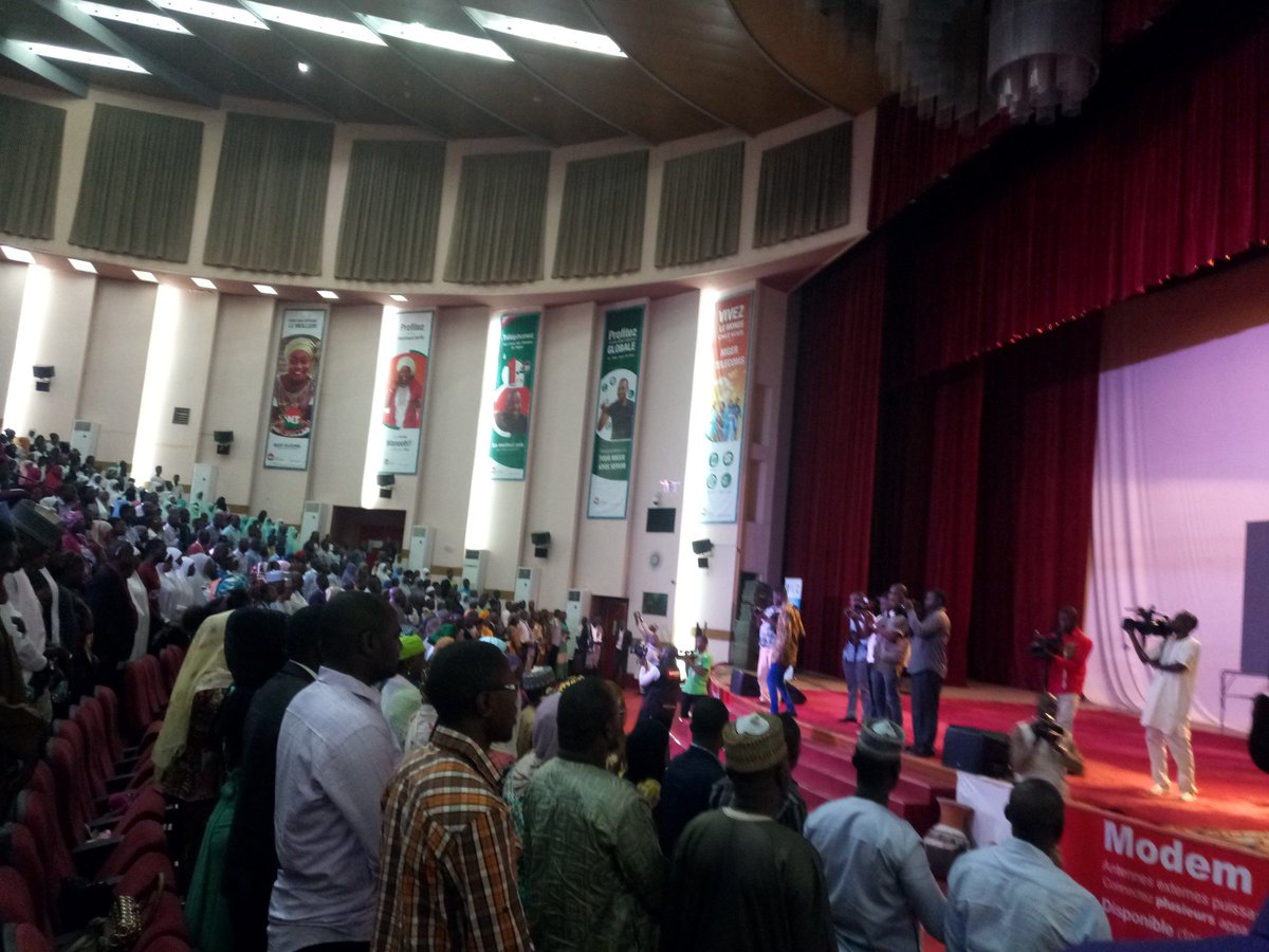 falher3's tweet photo. Ouverture Sommet YALI par l'hymne national du Niger la jeunesse Nigérienne est engagé pour le changement, tous ensemble pour le développement de notre pays #GoodCitizen #Laabizé #DanKassaa https://t.co/jPaJ3RIAWb