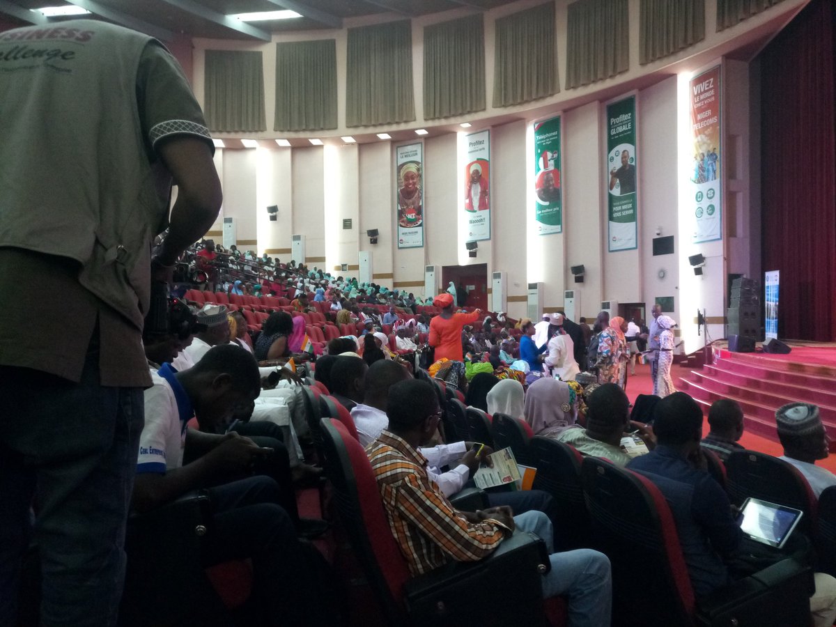 falher3's tweet photo. Ouverture Sommet YALI par l'hymne national du Niger la jeunesse Nigérienne est engagé pour le changement, tous ensemble pour le développement de notre pays #GoodCitizen #Laabizé #DanKassaa https://t.co/jPaJ3RIAWb
