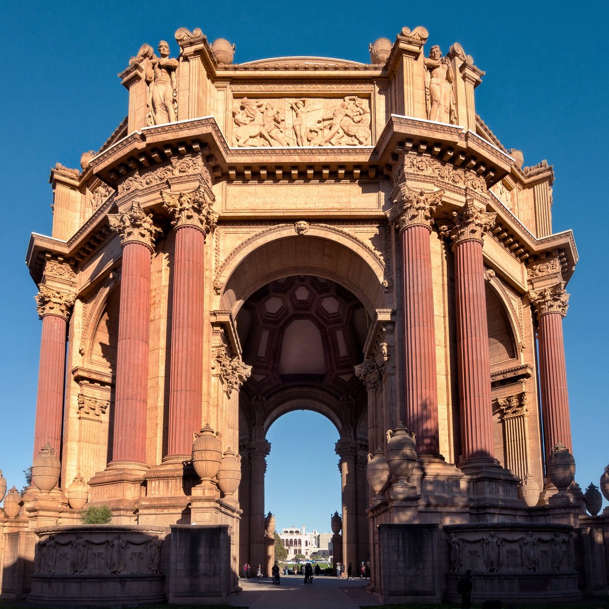 The Palace of Fine Arts
__
#sanfrancisco #marinadistrict #palaceoffinearts #rotunda #sanfranciscoarchitecture #architecturephotography #urbanphotography