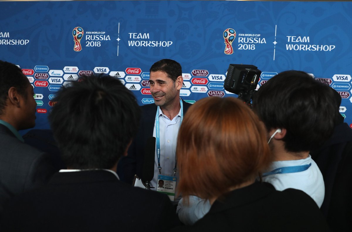 fifaworldcup_es's tweet photo. Algunos de los seleccionadores, asistentes técnicos y directores deportivos atendiendo a los medios en el 'Team Workshop' celebrado en Sochi esta semana.

🇵🇪 Nolberto Solano
🇪🇸 Fernando Hierro
🇷🇺 Stanislav Cherchesov
🇷🇸 Mladen Krstajic 

🔜 #Rusia2018 https://t.co/tkdXrpam5m