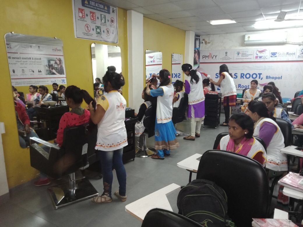 SkillsRoot's tweet photo. #PMKVY Assessmemt of Beauty Therapist Trainees at Bhopal @dpradhanbjp @AnantkumarH @MSDESkillIndia @RajeshAgrawal94 @NSDCINDIA @bnwssc @KapdiSanjay https://t.co/ifa0zzNpES