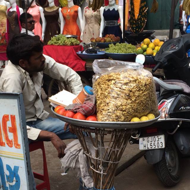 ग़लत चीज़ बेच रहे हो भाई, चने नहीं पकौड़े बेचो