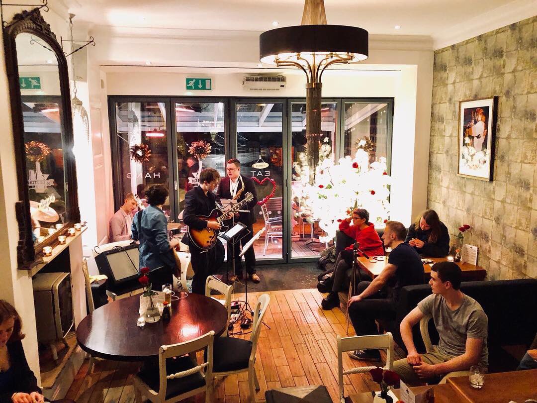 BaibaAuriaArt's tweet photo. Love this. Kohera playing and Bowie watching 🎷👩🏻‍🎤 The Limited Edition Bowie only available exclusive to Kula and Egoïste galleries in Manchester. 
💙 
#didsbury #manchester #foodie #art #music #jazz #davidbowie #gallery https://t.co/RdzSmKue7z