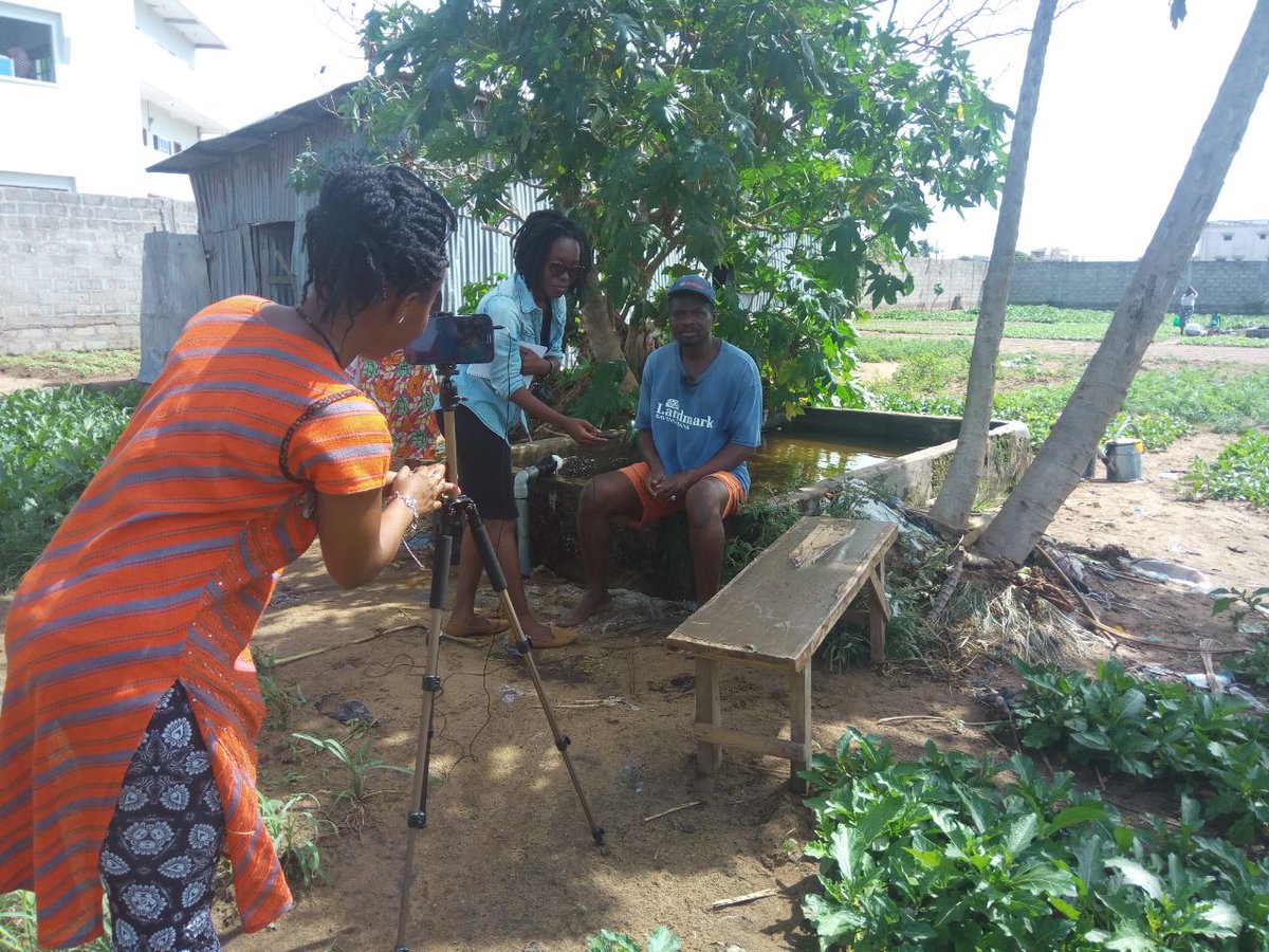 CommunityFrame's tweet photo. Avec @windowtograce , @RolandeAziaka et @felixtagba ont interviewé le créateur d'un jardin bio à Cotonou #ComingSoon #sliceup #MappUp #benin https://t.co/ISpMVExvh6