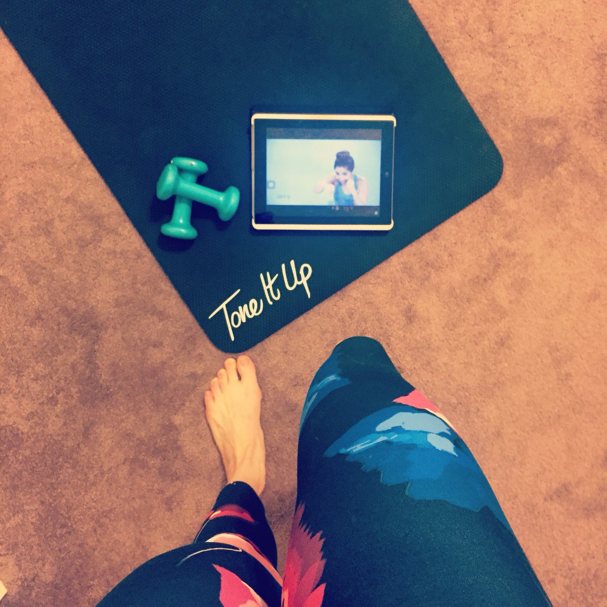 RoxTonesUp's tweet photo. Up a little early to fit in two ✌🏻 kickboxing classes from #studiotoneitup with the beautiful Kristina! I love her classes! 💕💕💕 What’s your favorite workout from the studio? 🥊💪🏻🏋🏼‍♀️🧘🏼‍♀️🤸🏼‍♀️❤️ @ToneItUp https://t.co/xRa1wbxnHN