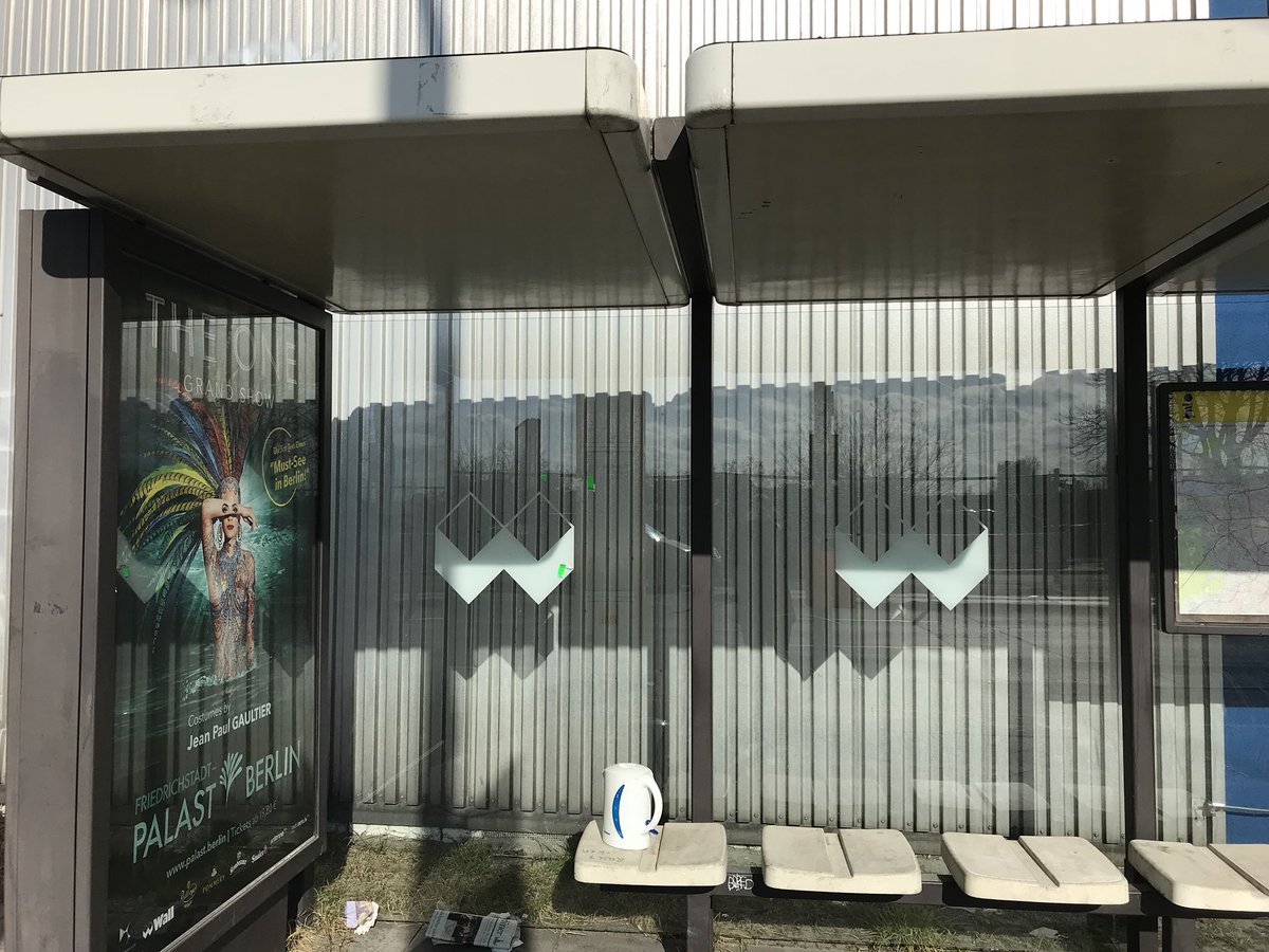 IsabelleBethe's tweet image. Sehr aufmerksam bei dem kalten Wetter, einen Wasserkocher an die Haltestelle zu stellen. #service #bvg #berlin @BVG_Kampagne