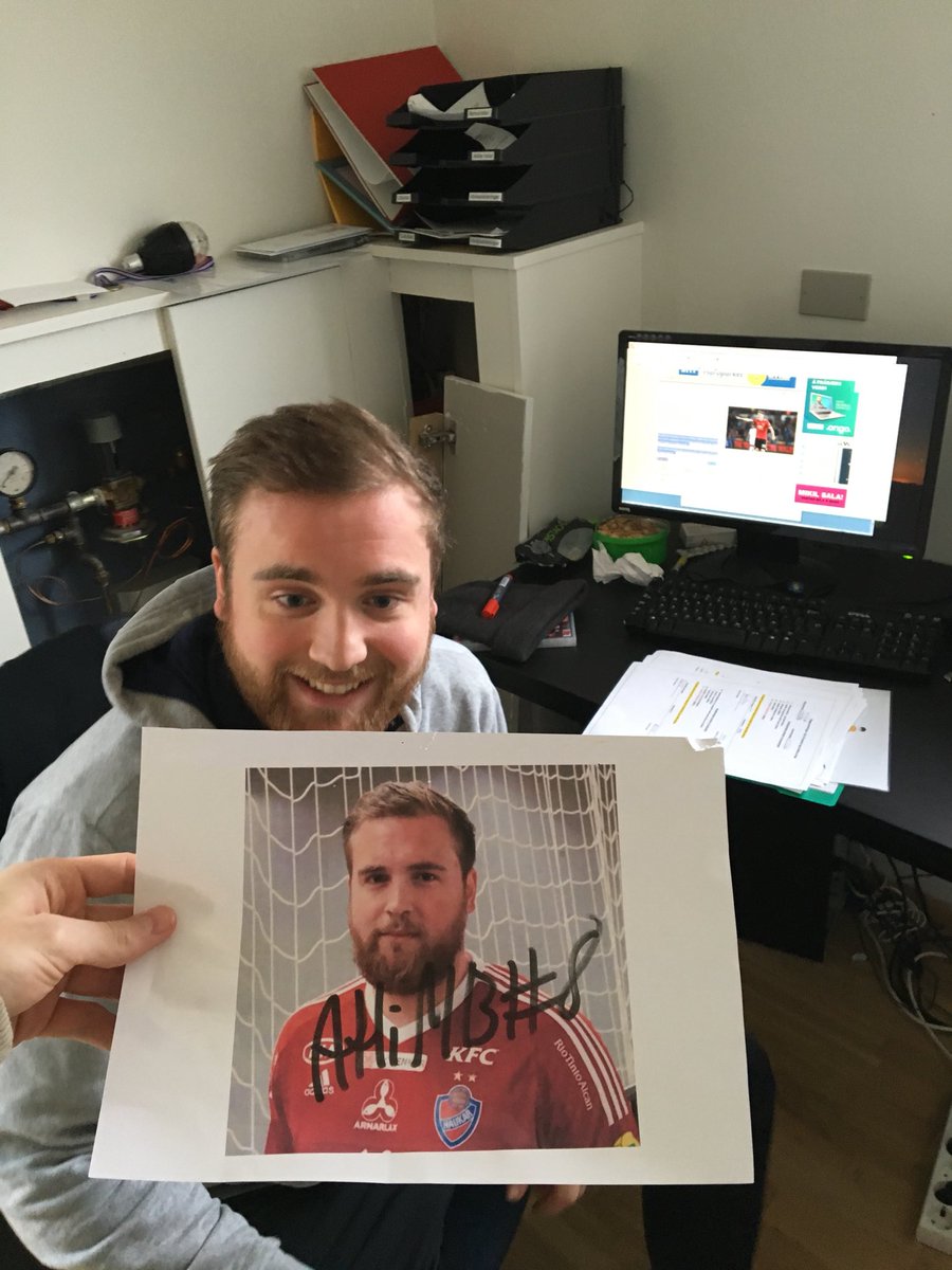 Er að fara gefa áritaða mynd af Læðunni, retweet til að komast í pottinn! #olisdeildin #seinnibylgjan