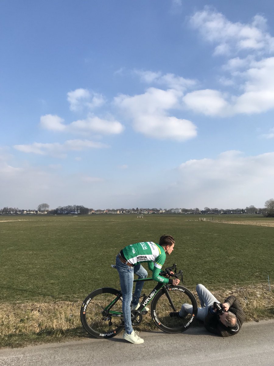 Wielrenner <a href="/maartenjunte/">maarten</a> van <a href="/wvijsselstreek/">WV de IJsselstreek</a> en vakman <a href="/fotovanderbeek/">Henri van der Beek</a> trotseren de kou in Elburg. Vrijdag als voorbeschouwing op de <a href="/Ster_van_Zwolle/">Ster van Zwolle</a> in <a href="/sportstentorzwo/">Stentor Sport Zwolle</a>. #StervanZwolle
