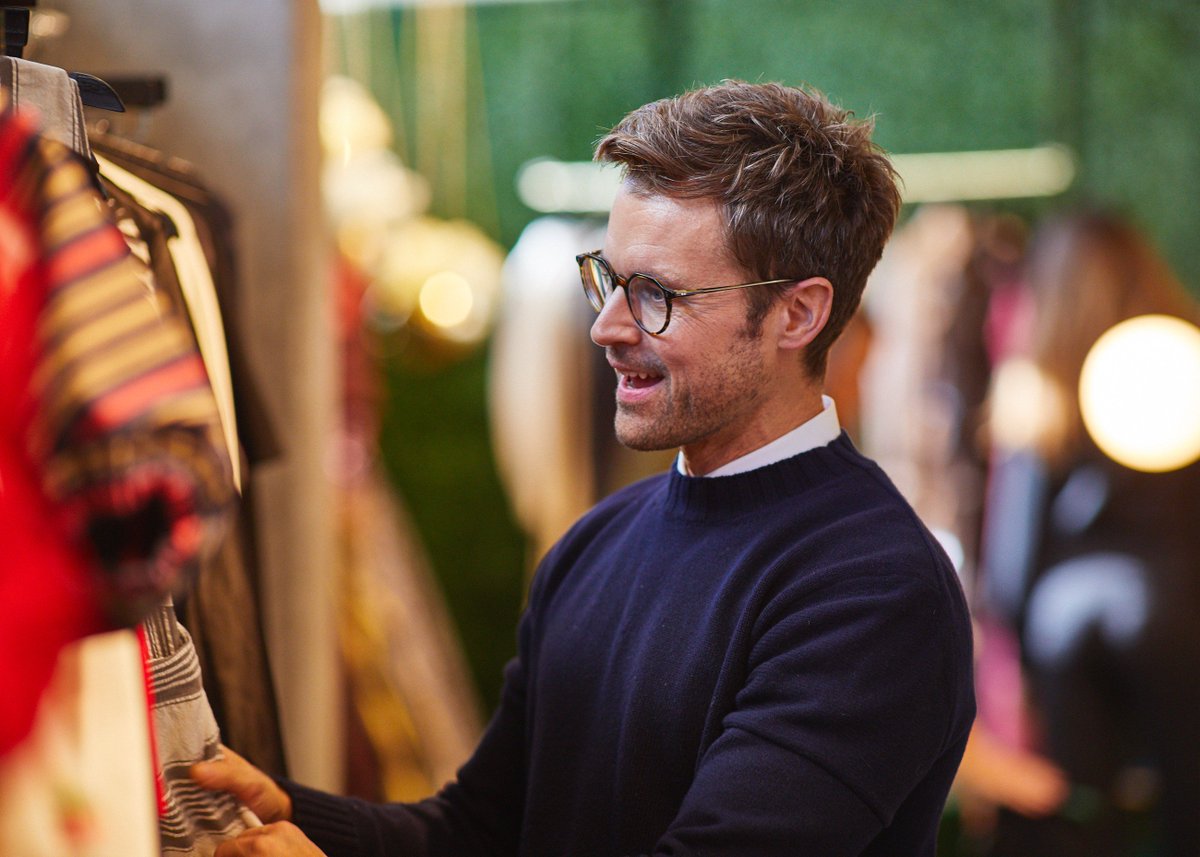 CFDA's tweet photo. The countdown to the 2018 #Oscars is ON! Where to even begin when shopping for such an event? Take a hint from @mrbradgoreski and check out our #RunwayToRedCarpet pop-up at @Fred_Segal for all your ready-to-wear red carpet needs 💫
📸: Chris Swoszowski for The Gathery https://t.co/nGVBUj3jLx