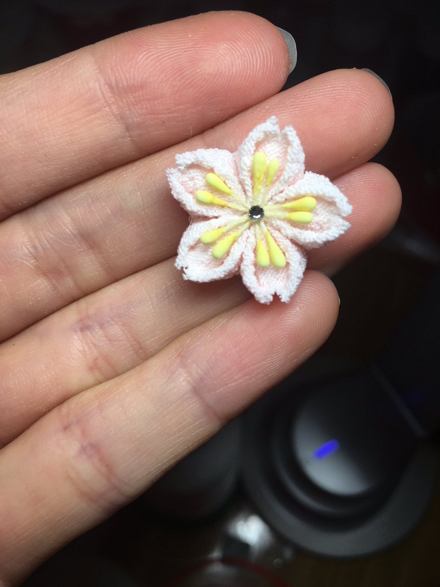 xinxiyue's tweet photo. 春天到了，也是樱花盛开得季节，做了一些绉布的粉色的剪口樱花，明天把叶子做了，然后组装起来！ https://t.co/Lw8naJD8ZY
