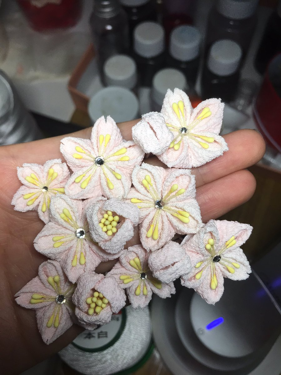 xinxiyue's tweet photo. 春天到了，也是樱花盛开得季节，做了一些绉布的粉色的剪口樱花，明天把叶子做了，然后组装起来！ https://t.co/Lw8naJD8ZY