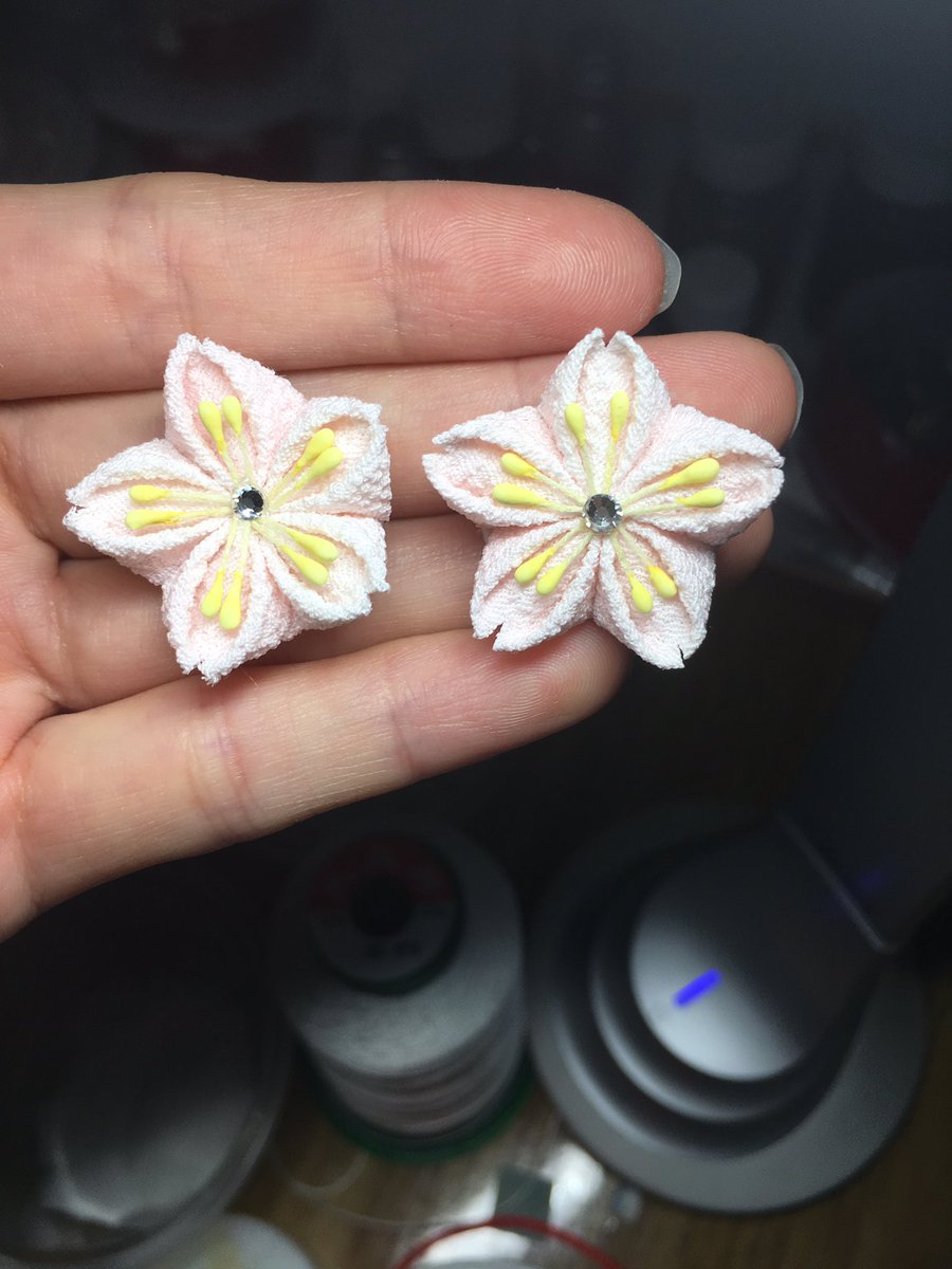 xinxiyue's tweet photo. 春天到了，也是樱花盛开得季节，做了一些绉布的粉色的剪口樱花，明天把叶子做了，然后组装起来！ https://t.co/Lw8naJD8ZY