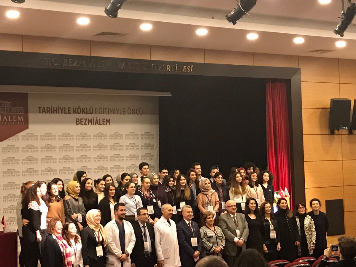 VI. Dünya Nadir Hastalıklar Günü Sempozyumu kapsamında yapılan poster yarışmasında 2. olan öğrencilerimiz İsmail Emre Çelik ve grubu ile değerli Öğr. Gör. Özge Gedik Hocamızı tebrik ediyoruz.