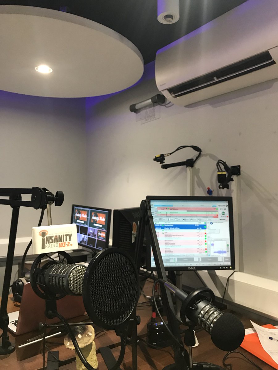 Community1032's tweet photo. Can’t get out? Snow problem! Put the kettle on and listen to the community team tell you what’s going on in and around Egham! ❄️❄️❄️❄️ https://t.co/rRgmczJ07C