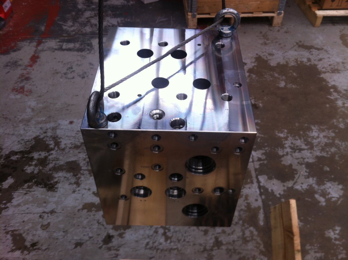 IpsHydraulics's tweet photo. Another monster #hydraulic #manifold being packed for shipment 
#manifolds #hydraulicvalves https://t.co/dtkSEQwWOH